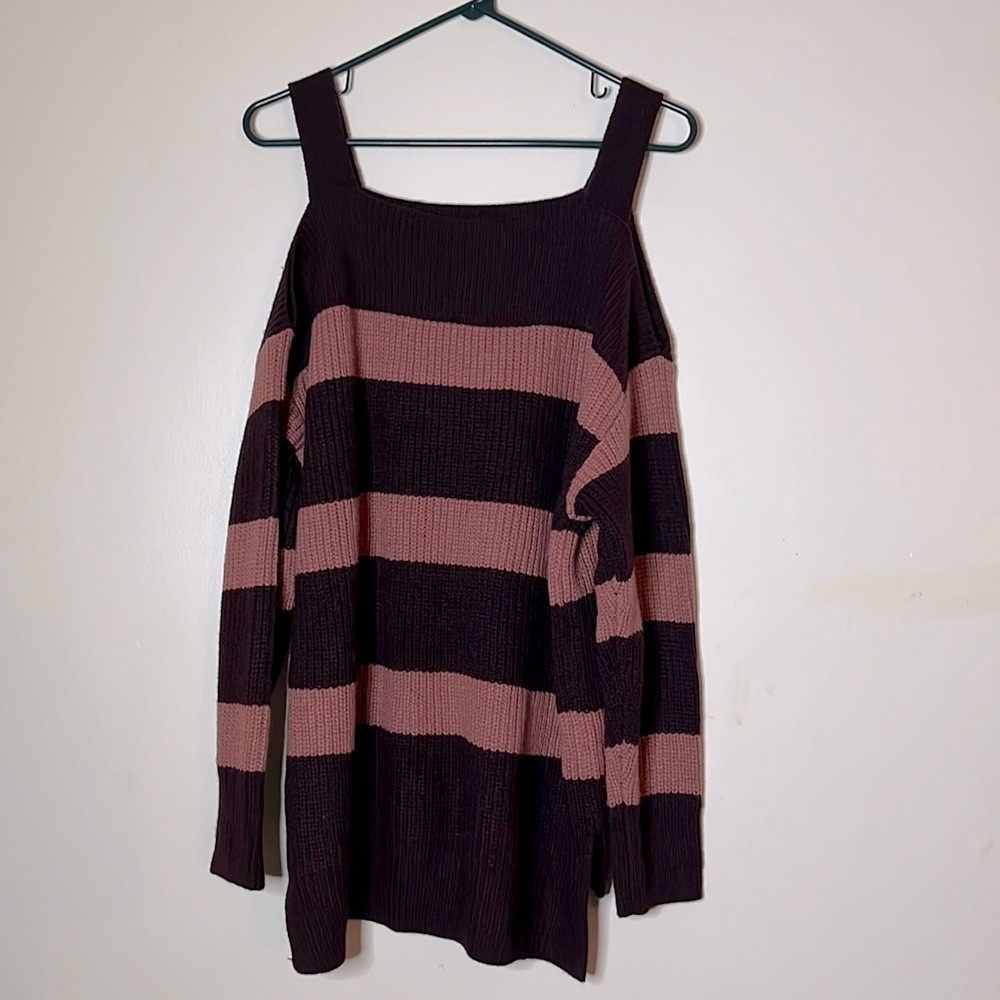 Off shoulder strip sweater